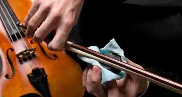 como poner la brea, colofonia, cera o tiza del violin