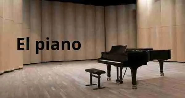 el piano en la sala de conciertos